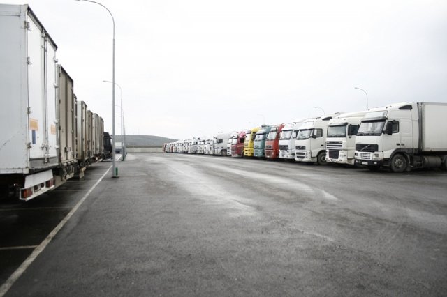 Стоянка грузовых машин в ЮТП Виадук